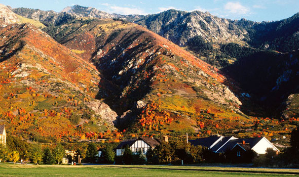 Utah housing condos with beautiful mountains.