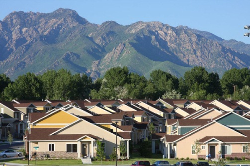 Houses in Utah with mountains.